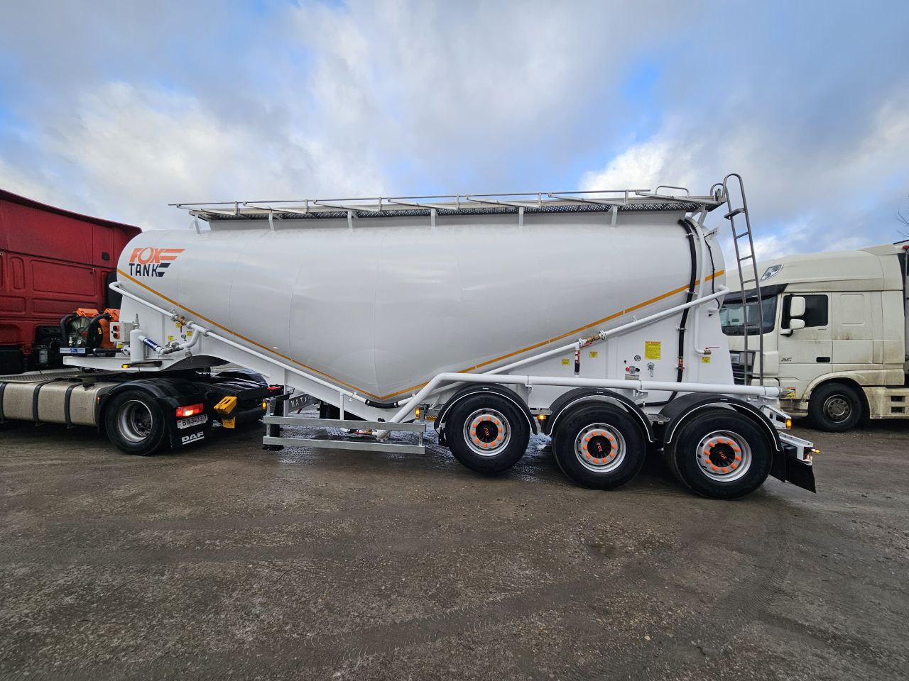 Поставки полуприцепов-цементовозов Foxtank