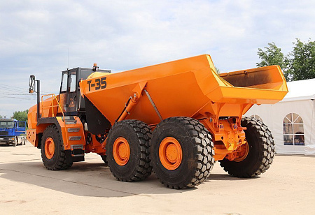 Шарнирно-сочлененный самосвал Тонар-7507